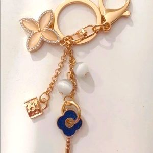 New bag charm clover in gold crystal + enamel